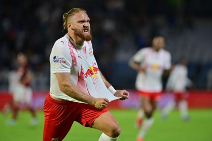 &eacute;m esbarrou na defesa bem postada do time paulista . Enquanto isso, o Red