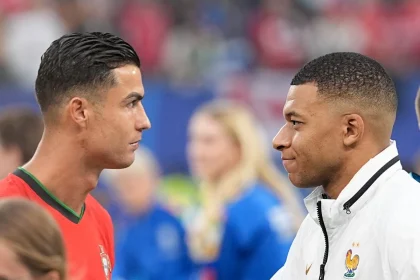 Foto colorida de Cristiano Ronaldo e Mbappé - Metrópoles