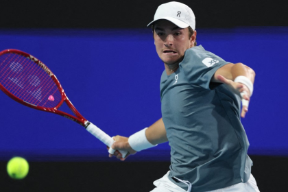 2 sets a 0 , com parciais 7/6 (7/1) e 6/3 . Fonseca vai enfrentar o franc&ecirc