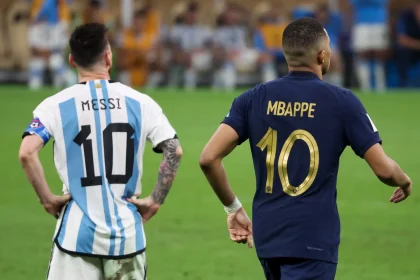 Foto colorida de Messi e Mbappé - Metrópoles