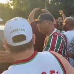 Imagem colorida de torcedores do Fluminense em protesto no CT