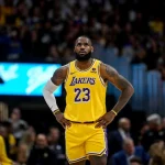 Imagem colorida de LeBron James na estreia da temporada de 2023/24 da NBA- Metrópoles