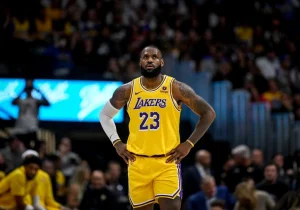 Imagem colorida de LeBron James na estreia da temporada de 2023/24 da NBA- Metrópoles