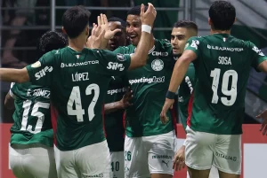 Imagem colorida de Jogadores do Palmeiras comemorando o gol