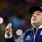 Foto colorida de Diego Maradona, quando era treinador do Gimnasia y Esgrima, da Argentina. - Metrópoles