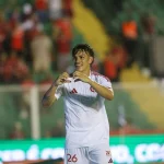 Imagem colorida de Alexandro Bernabei do Inter comemorando gol