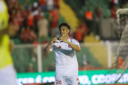 Imagem colorida de Alexandro Bernabei do Inter comemorando gol