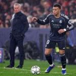 Foto colorida de José Mourinho e Kylian mBAPPE - mETRÓPOLES