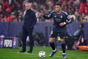 Foto colorida de José Mourinho e Kylian mBAPPE - mETRÓPOLES