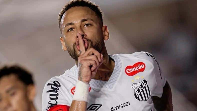 ada, foram apenas dez partidas, com quatro gols e três assistências. Ronaldinho