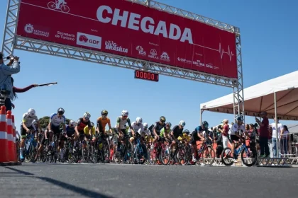 Imagem colorida da largada da 3ª bateria do Metrópoles Endurance