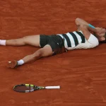 Foto colorida de Alcaraz, após conquistar o bicampeonato de Roland Garros - Metrópoles