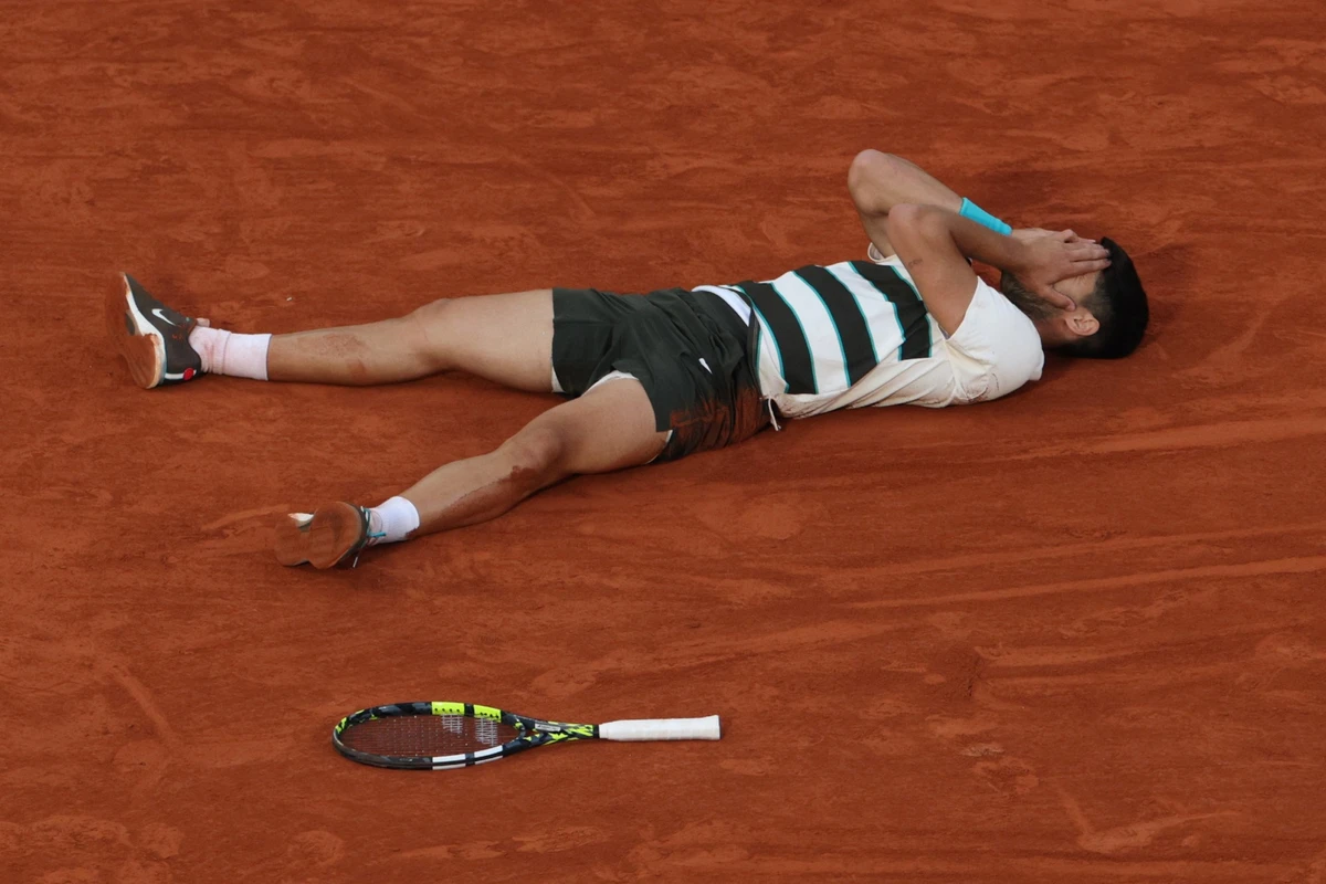 Foto colorida de Alcaraz, após conquistar o bicampeonato de Roland Garros - Metrópoles