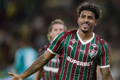 Imagem colorida de John Kennedy comemorando gol contra a Chapecoense