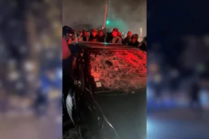 Torcedores do Paris Saint-Germain destruíram carros nas ruas da capital francesa