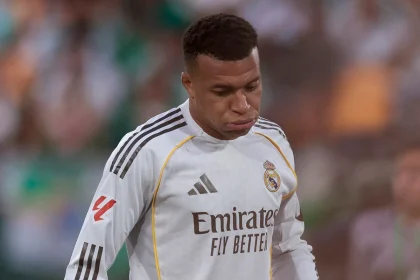 Foto colorida mostra o jogador francês Kyllian Mbappé - Metrópoles