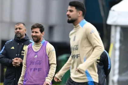 Foto colorida de Messi e Flaco López - Metrópoles