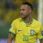 Foto colorida de Neymar com a Seleção Brasileira - Metrópoles