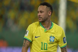 Foto colorida de Neymar com a Seleção Brasileira - Metrópoles