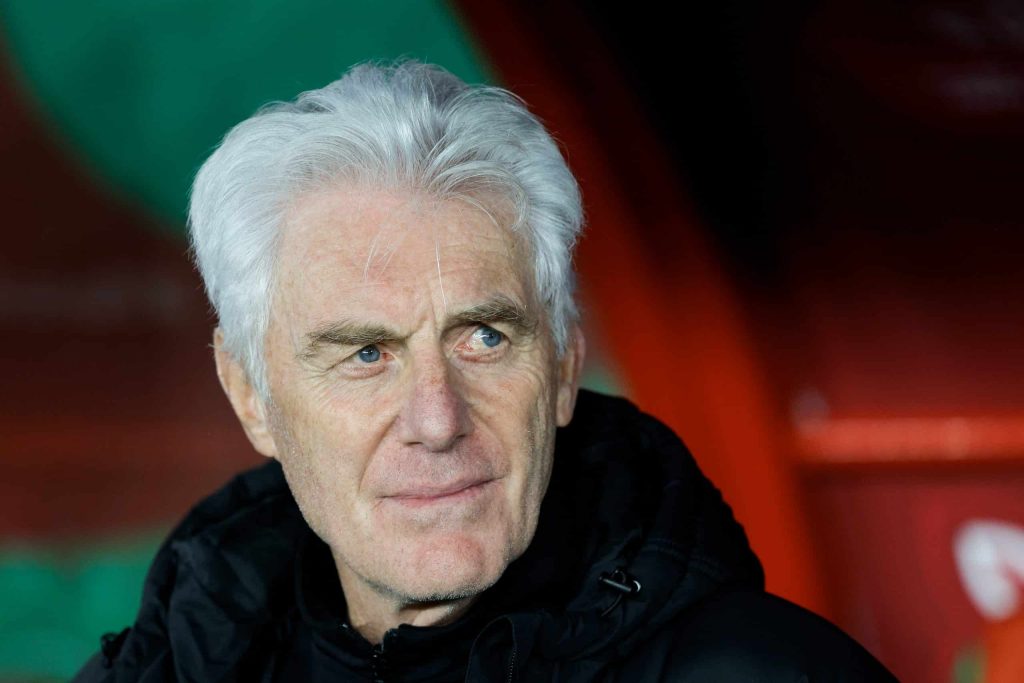 atletas que atuam no futebol europeu e sul-africano. O técnico Hugo Broos seleci